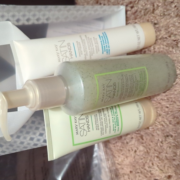 Mary Kay Satin Hands- White Tea and Citrus Set - Picture 2 of 2